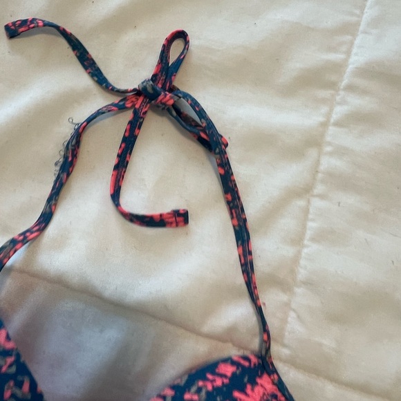 Bikini - Picture 3 of 6